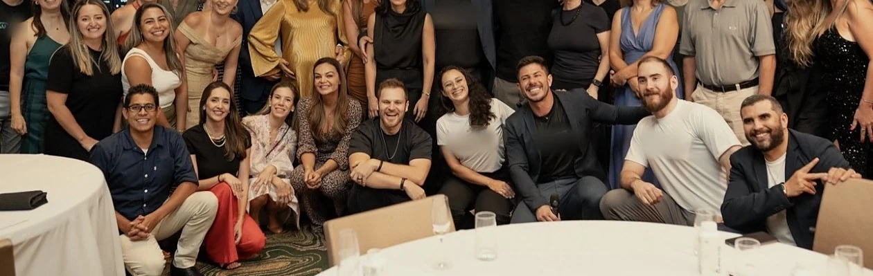 Médicos e equipe reunidos em um encontro VD Brasil