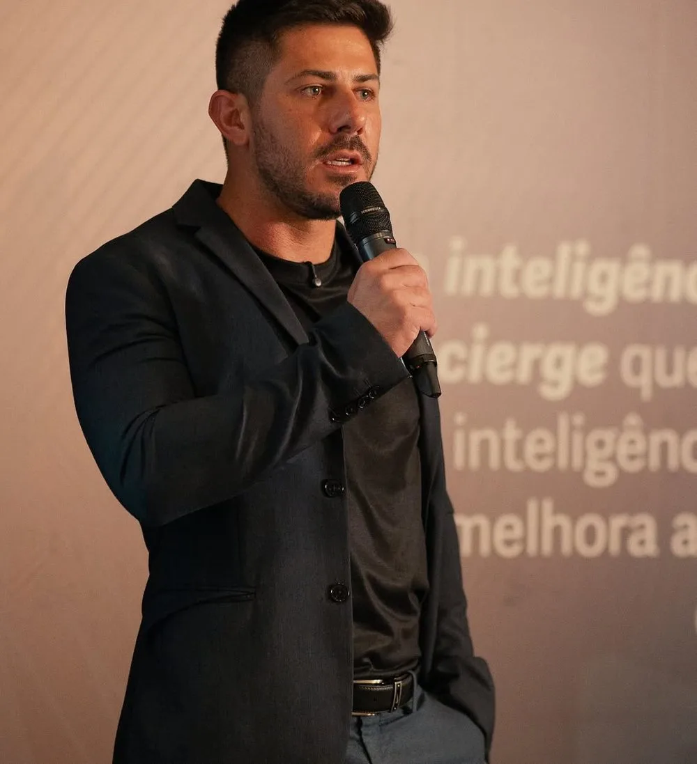 Vinnie Zanoni no palco